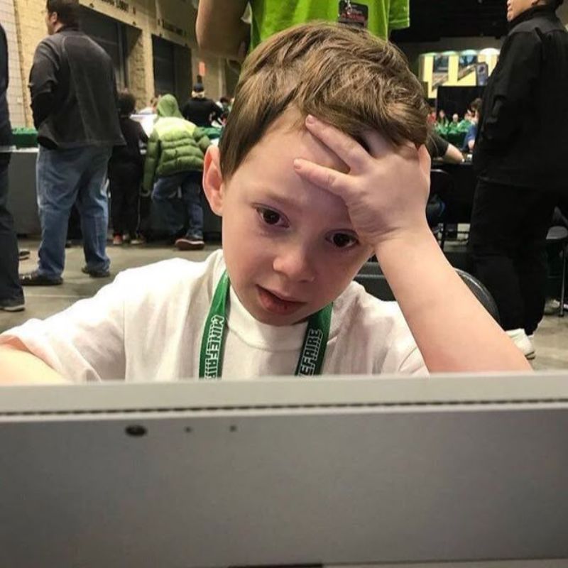 Ảnh meme suy nghĩ ôm trán